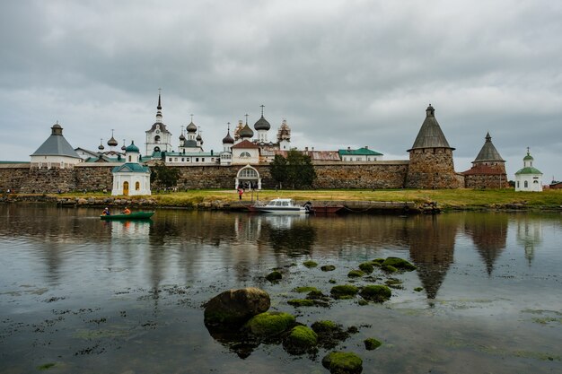 ソロヴェツキー、カレリア共和国、ロシア-2018年8月14日：夏の日のソロヴェツキー修道院。