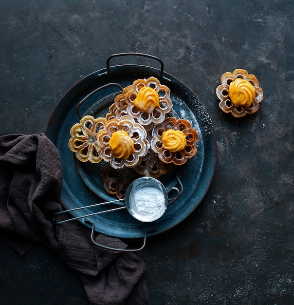 Solteritas of Flores de carnaval con crema, met room, Colombiaanse koekjes voor Kerstmis en Pasen