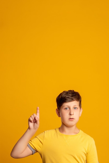 Идея решения мотивация выбора ребенка вдохновение рекламный баннер уверенный молодой мальчик в желтом