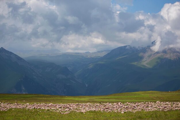 Somber berglandschap in donkere wolken