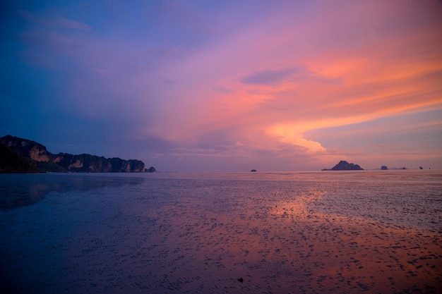 Sombere tropische zonsondergangZonsondergang over water en eilandenThailand Krabi Province Ao Nang Beach