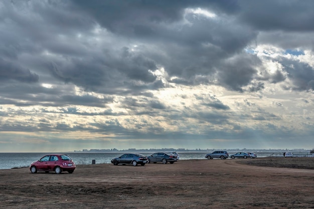 Sombere wolken in de lucht boven de zee