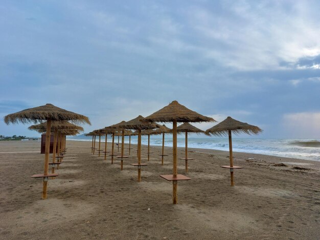 sombrillas en la playa