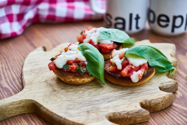 Foto alcuni pane con pomodori