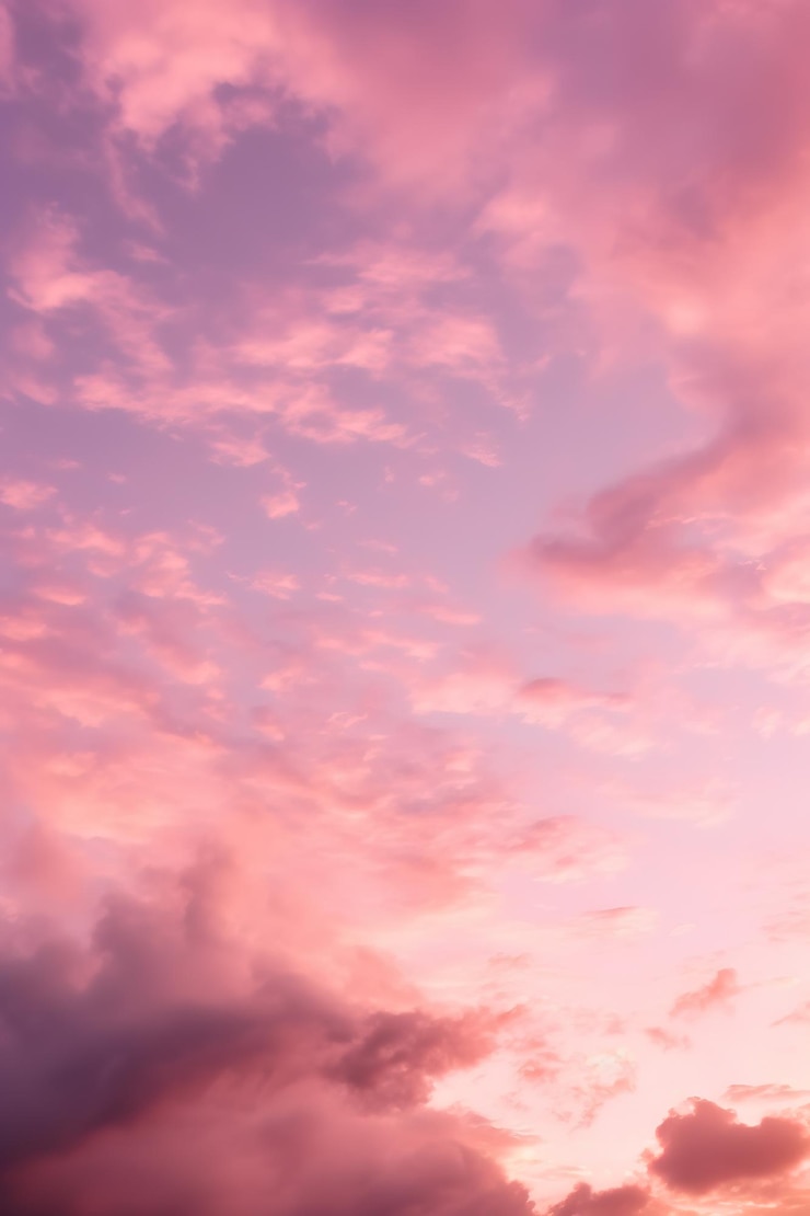 Photo ピンクの空にいくつかの雲がかかっています