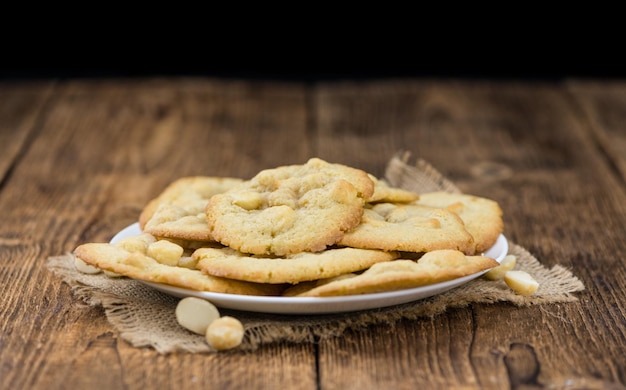 Photo some fresh cookies on wooden background selective focus closeup shot