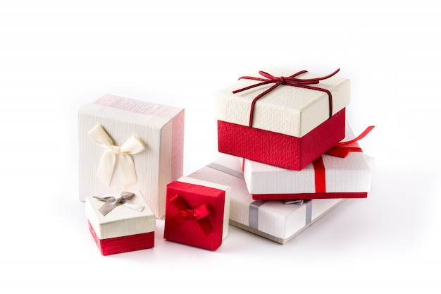 Alcuni contenitori di regalo isolati su bianco. concetto di celebrazione di natale o compleanno.