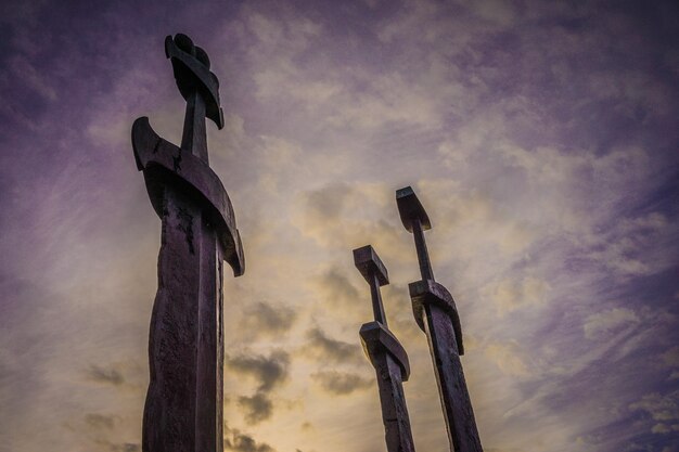 Foto alcune grandi statue sono alla fine di una passeggiata al tramonto