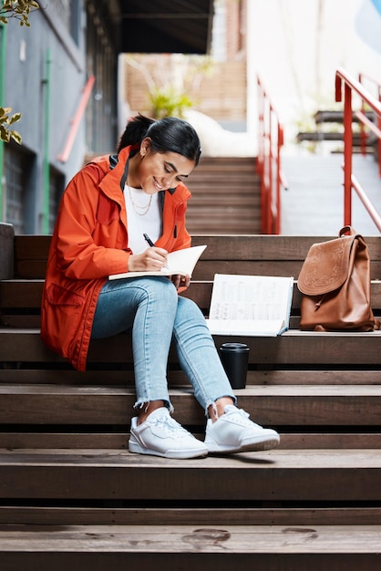 大学で勉強している若い女子学生の最後の最後の改訂ショット