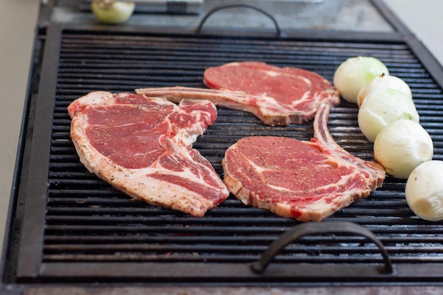 Foto alcuni pezzi di bistecca su una griglia