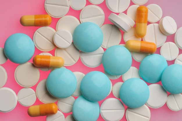 Alcune pillole su sfondo colorato