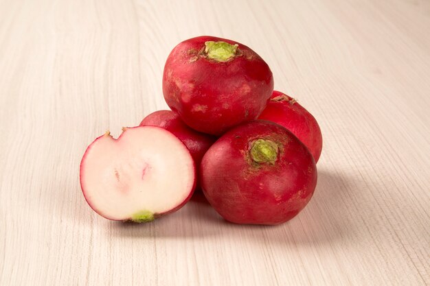 かごの中の大根。新鮮な野菜