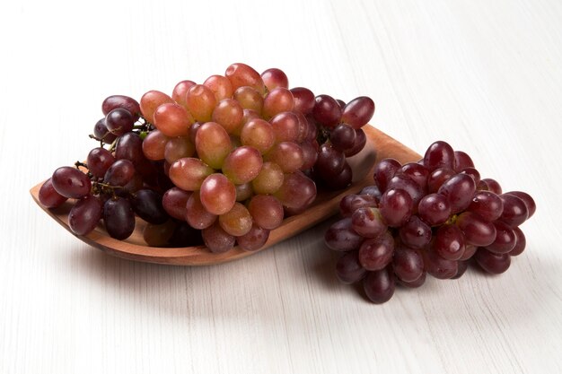 Немного красного винограда. Свежие фрукты.