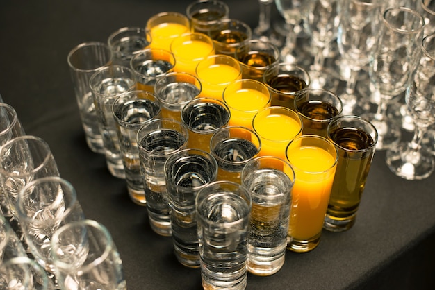 Foto alcuni colpi di bevande su un tavolo da festa