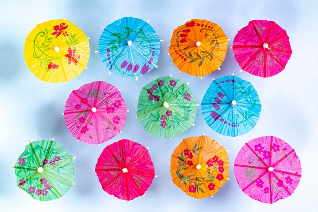 Photo some small japanese umbrellas on a blue surface