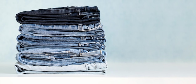 Photo some stacked blue jeans close up denim collection