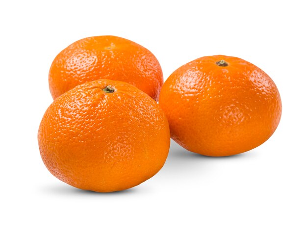 Photo some tangerines in a basket over a white surface. fresh fruits.