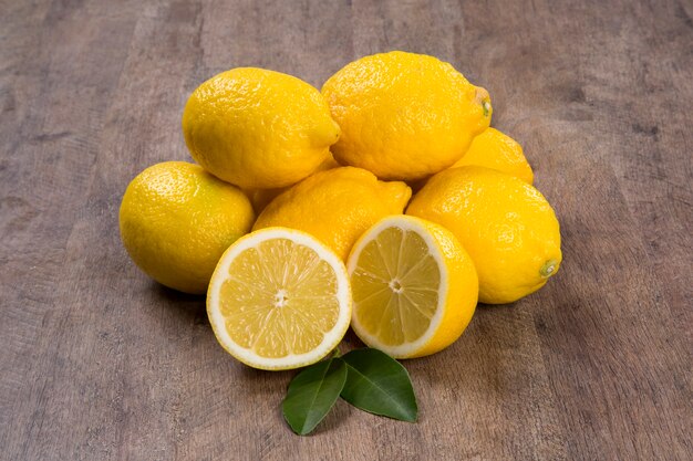 사진 나무 표면에 일부 노란색 레몬. 신선한 과일