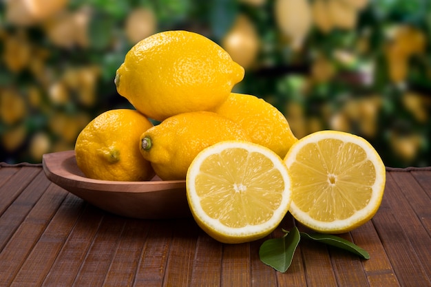 나무 표면에 일부 노란색 레몬. 신선한 과일