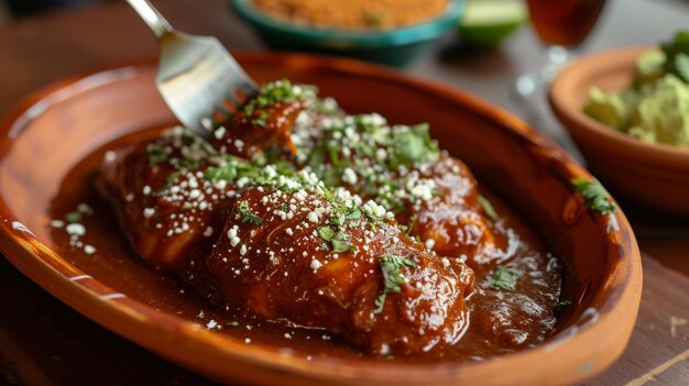 メキシコのモールを食べている人