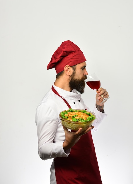 Sommelier en kookserviceconcept Chef houdt kom met aardappel vast