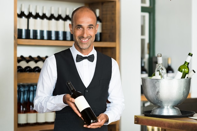 Photo sommelier holding wine bottle