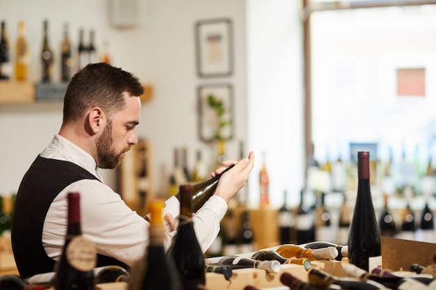 Sommelier kiezen van wijn in kelder