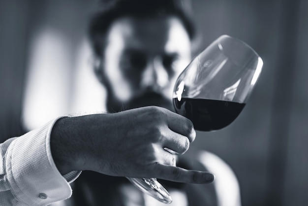 Foto sommelier che degusta vino rosso