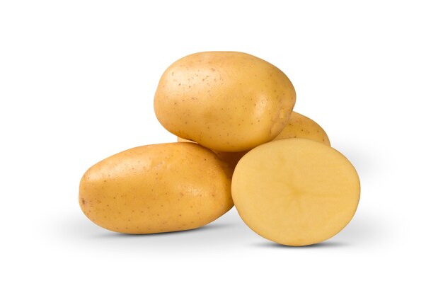 Sommige aardappelen over een geïsoleerd wit. Verse groente.