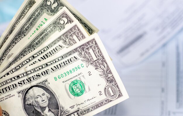 sommige Amerikaanse dollars en rekeningen van nutsbedrijven op de achtergrond een of twee dollar biljetgeld en betaling