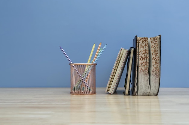 Sommige boeken en notitieboekjes naast een gouden mandje