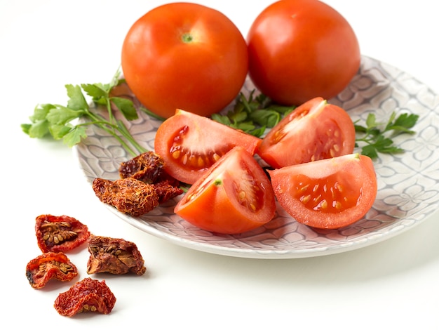 Sommige gedroogde en gehalveerde tomaten op een bord