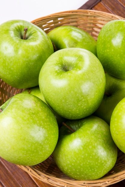 Sommige groene appels op een houten tafel. Vers fruit