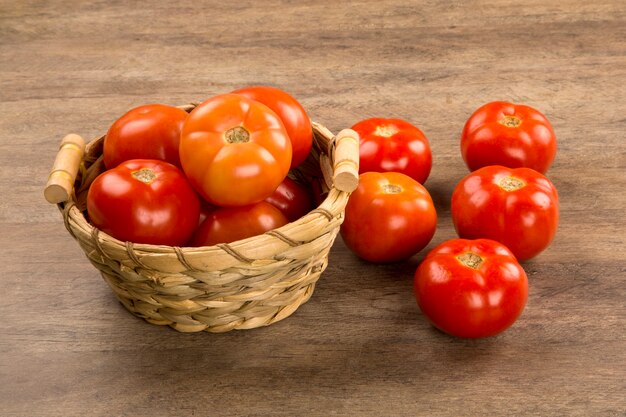 Sommige tomaten op een houten tafel. Verse groente.