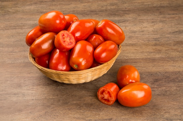 Sommige tomaten op een houten tafel. Verse groente.