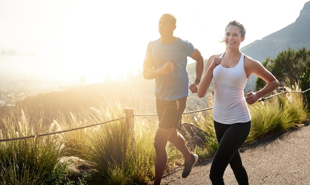 Sommigen noemen het hardlopen, wij noemen het leven Shot van een sportief stel dat op een bergweg rent