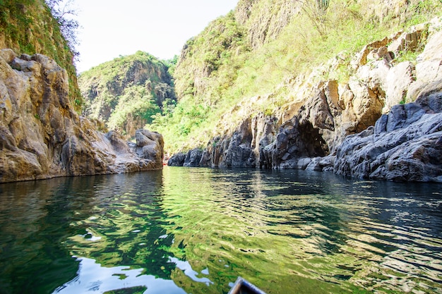 Somoto Canyon in het noorden van Nicaragua, een populaire toeristische bestemming voor buitenactiviteiten zoals zwemmen, wandelen en klifspringen