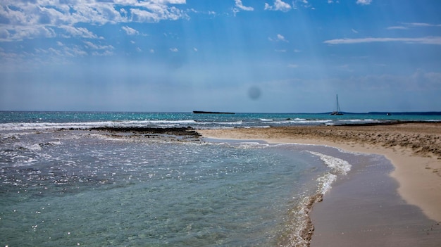 Son Bou een van de meest populaire natuurlijke stranden van het eiland Menorca, Spanje