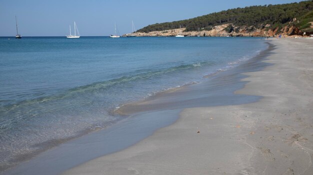 Son Bou een van de meest populaire natuurlijke stranden van het eiland Menorca, Spanje