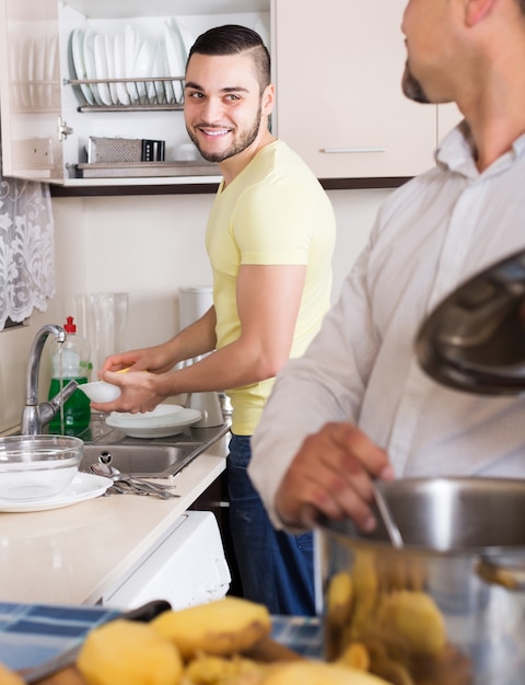 父親の準備を助ける息子