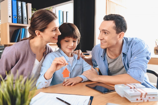 Foto il figlio sta tenendo le chiavi per il nuovo appartamento.