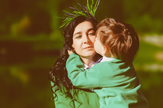 Photo son kissing his mother