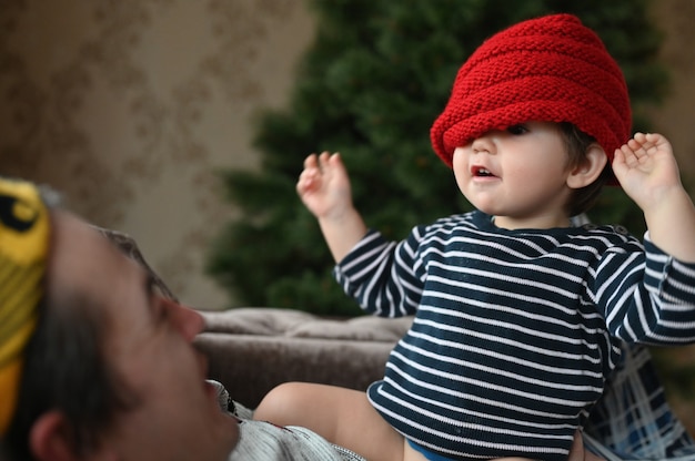 息子は父親と過ごす時間が大好きです。父と息子は楽しい。一緒に遊ぶ子供と家で一人で父親。