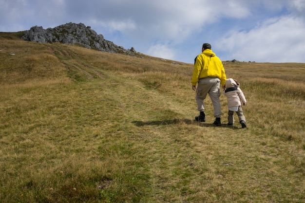 Figlio con padre in montagna