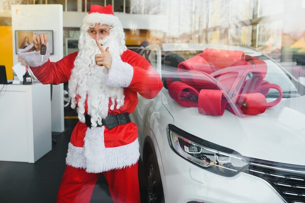 Sonata klaus schenkt een nieuwe auto