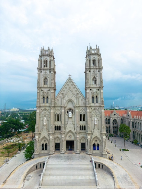 Song Vinh Church, ook bekend als Parish Song Vinh in Phu My, trekt toeristen aan om spiritueel te bezoeken in het weekend in Vung Tau Vietnam Song Vinh Church heeft een constructie die eruitziet als Frankrijk