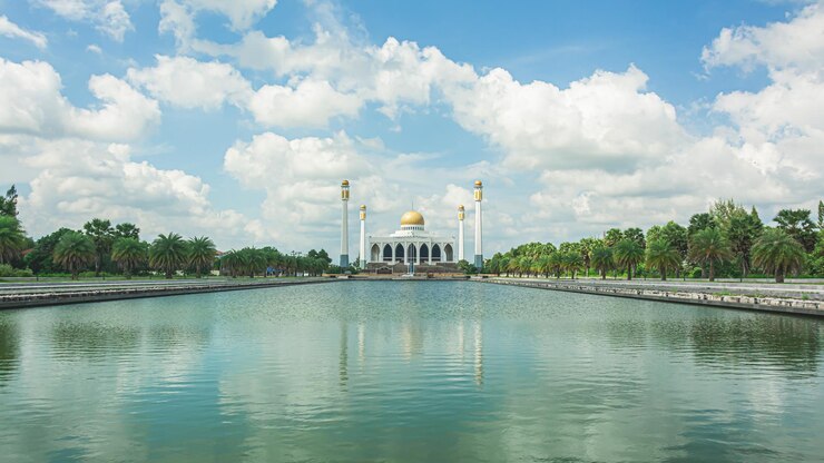 Photo songkhla central mosque with blue sky and cloud over the mosque  largest mosque in thailand