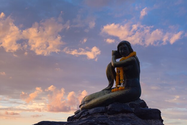 Photo songkhla golden mermaid statue