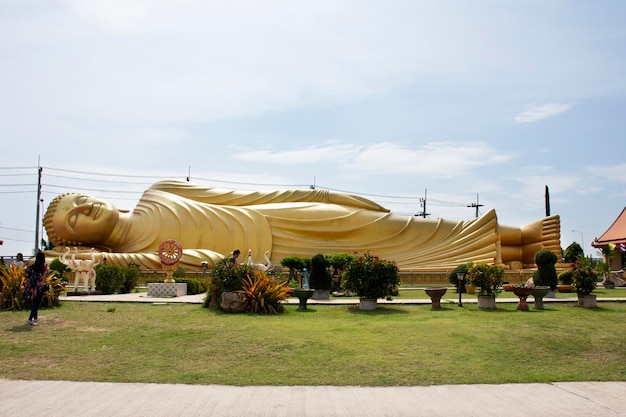 SONGKHLA THAILAND 16 AUGUSTUS Groot gloden slapend of liggend boeddhabeeld van de Wat Lam Por-tempel voor Thaise mensen reizigers bezoeken respect biddend op Koh Yo op 16 augustus 2019 in Songkhla Thailand