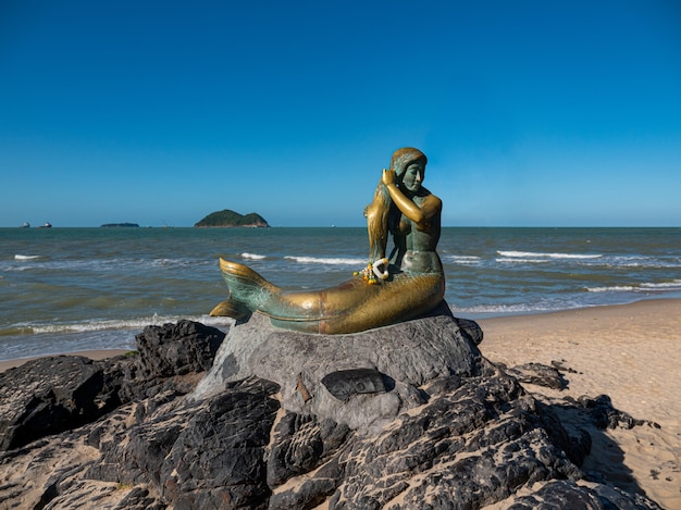 SONGKHLA, THAILAND-JAN 25,2020:태국 송클라에 있는 Phra Aphai Mani 전설의 인어 이야기